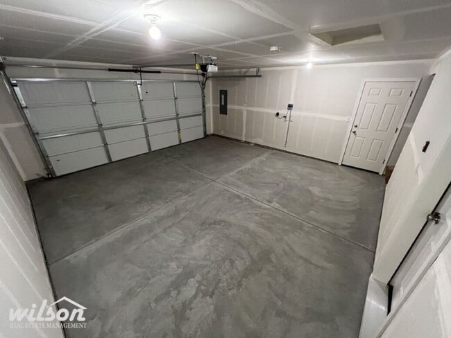 Building Photo - Stunning Modern Home in Desirable West Valley