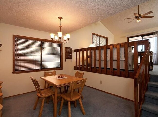 Building Photo - Elk Run Townhouse with 1 car garage.