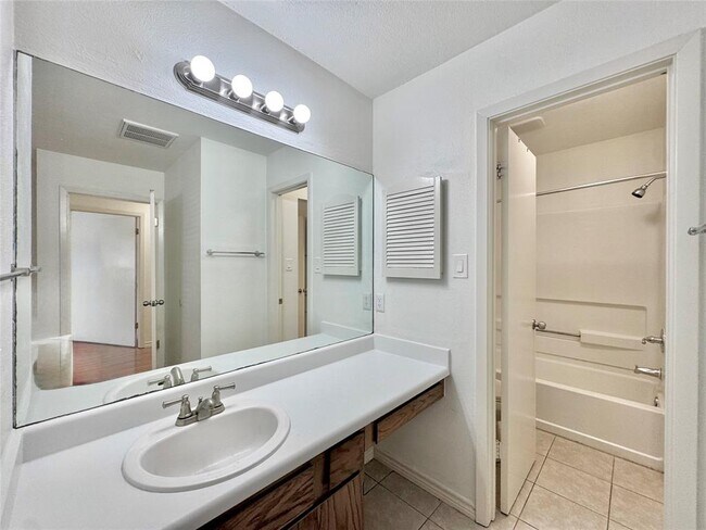 Building Photo - 1423 W Braker Ln