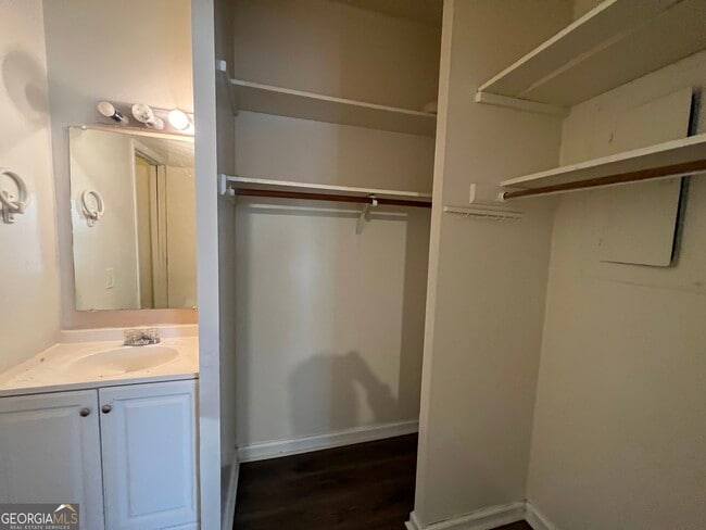 Building Photo - 7560 Taylor Rd