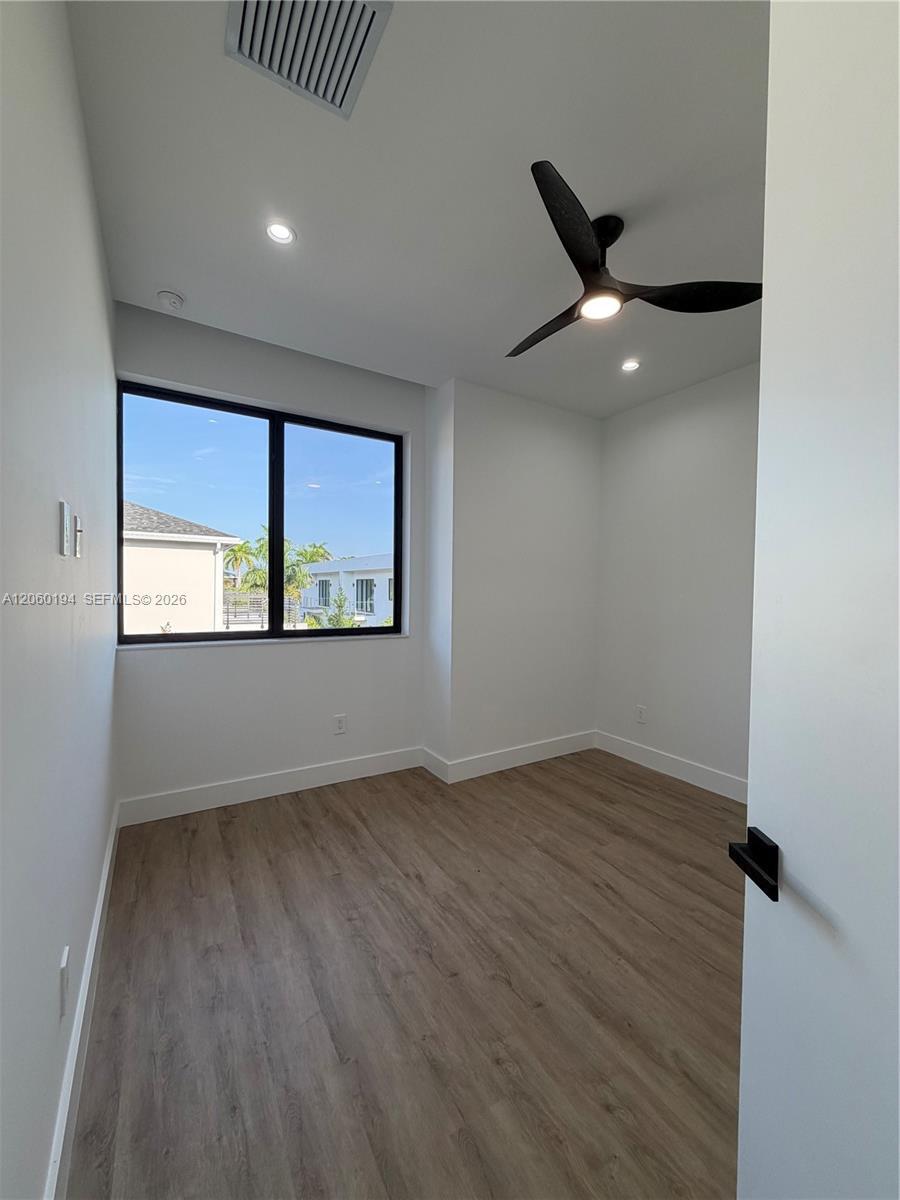 Building Photo - 4664 SW 32nd Ave