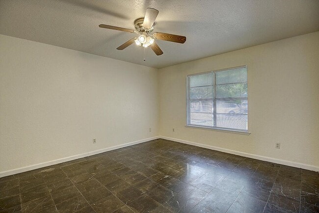 Building Photo - 2202 Saxony Dr
