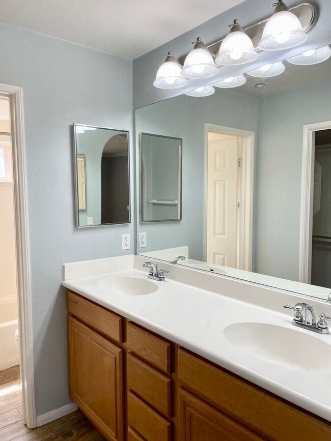 Building Photo - Contemporary Condo in Mission Valley