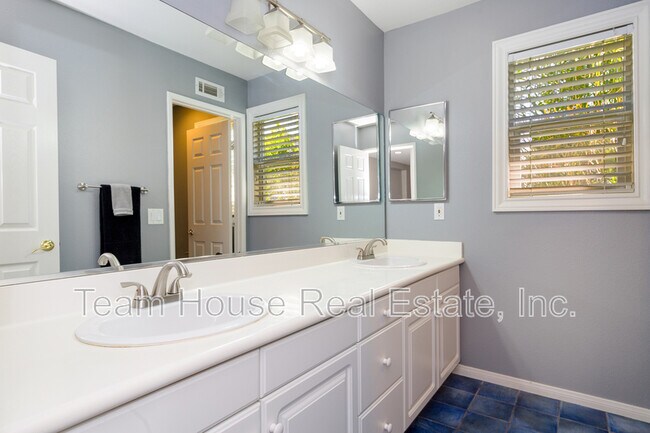 Building Photo - 18210 Shannon Ridge Pl