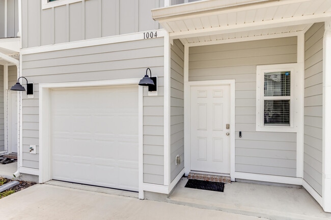 Building Photo - 1004 McLaren Cir