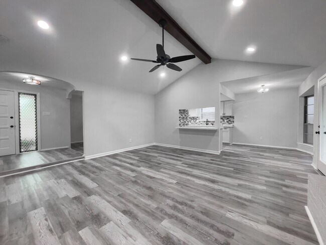 Building Photo - 8818 Grape St