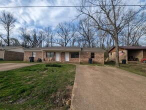 Building Photo - 2 Bedroom/1 Bathroom Duplex Unit in Batesville