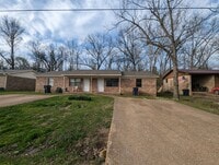 Building Photo - 2 Bedroom/1 Bathroom Duplex Unit in Batesville