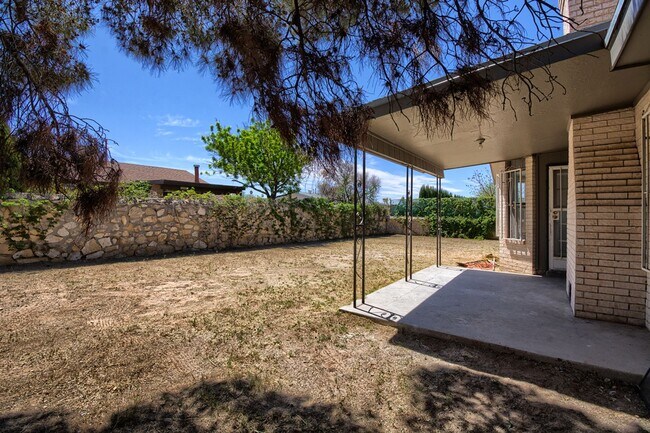 Building Photo - Spacious family home in a great neighborhood