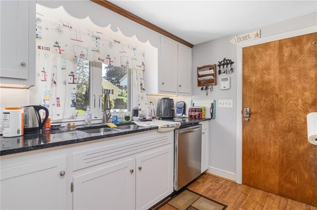 Building Photo - 27 Westwood Dr