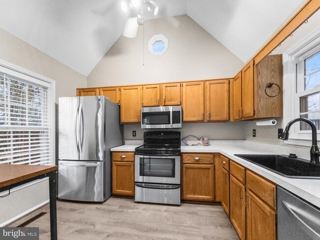 Building Photo - 6586 Hemlock Point Rd