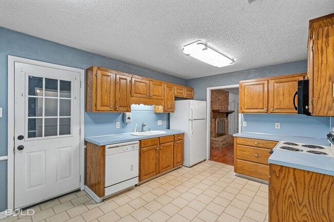 Building Photo - 3 BEDROOM IN SOUTHERN HILLS