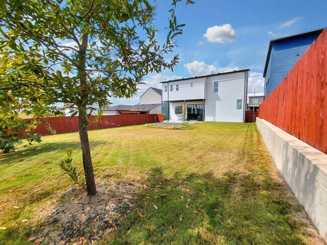Building Photo - Spacious & Modern 3BR 2.5/BA Home with Lar...