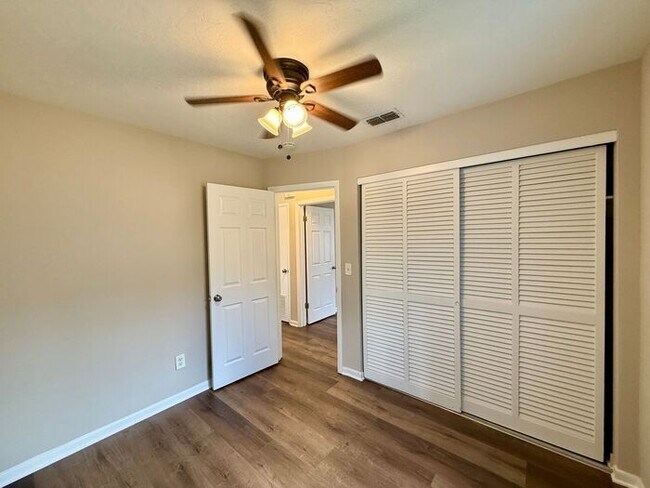 Building Photo - Cute 3/2 Home in Deltona!
