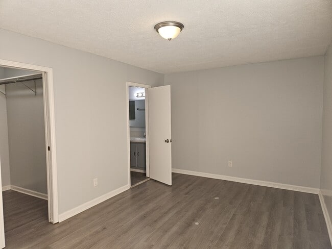 Building Photo - 5845 Hunting Ridge Rd