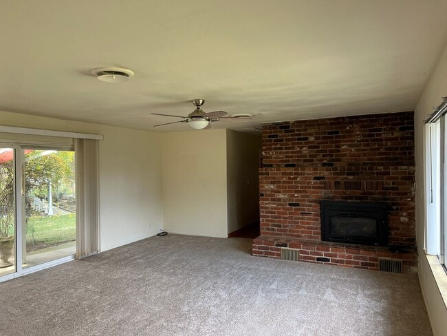 Building Photo - 9866 Hillview Dr