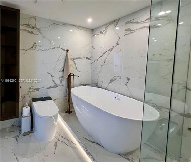 Building Photo - 16699 Collins Ave