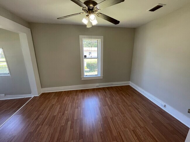 Building Photo - 1804 W 5th St