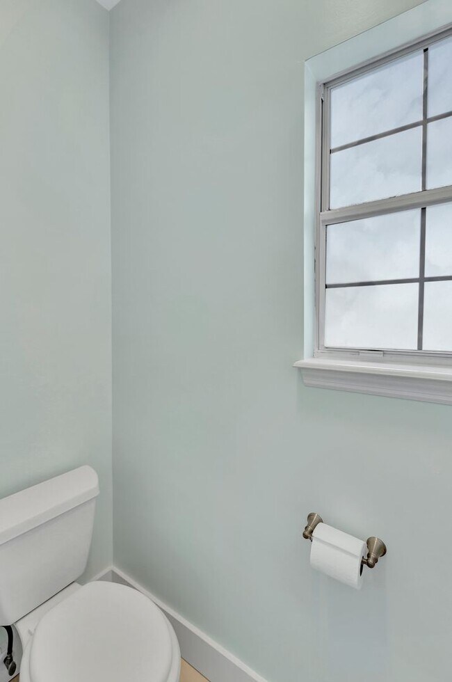 Building Photo - Charming Charleston National Home