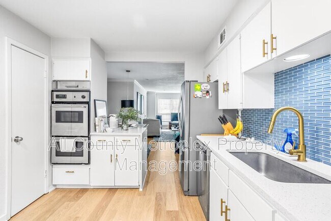 Building Photo - 7924 Royal Ln