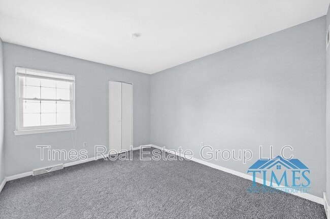 Building Photo - 220 Westridge Pl N