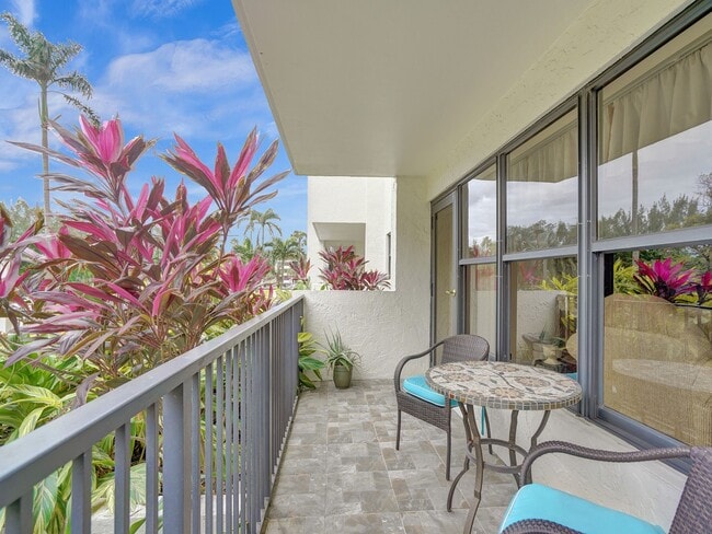 Building Photo - 3200 Port Royale Dr S