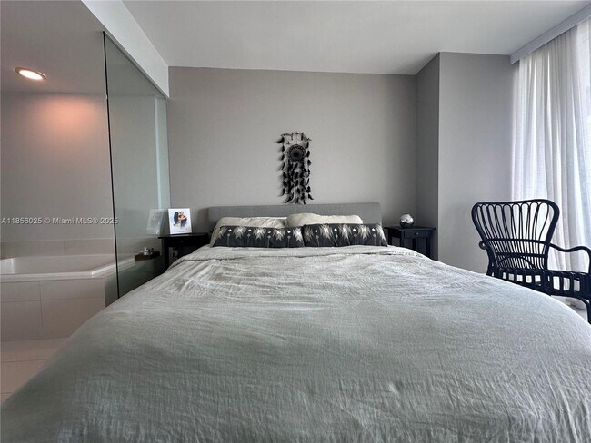 Building Photo - 650 NE 32nd St