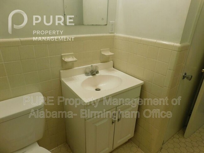 Building Photo - 117 22nd Ave NE