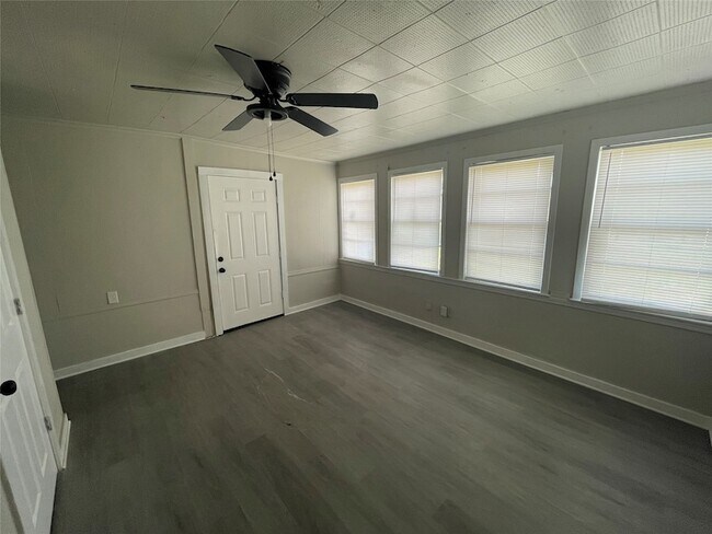 Building Photo - 6139 Belcrest St