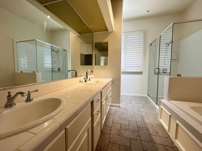 Building Photo - High vaulted ceilings open floor plan cond...