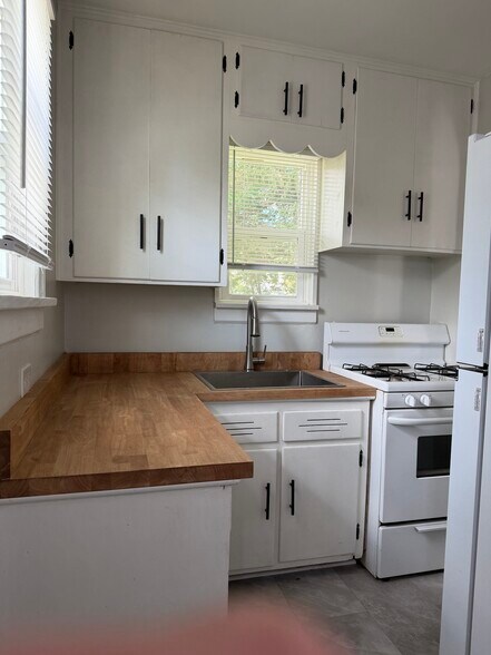 Building Photo - 2419 W Ayres Ave