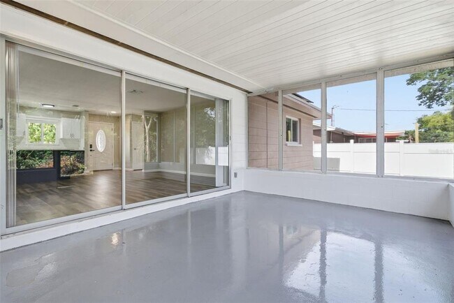 Building Photo - 2465 Brentwood Dr