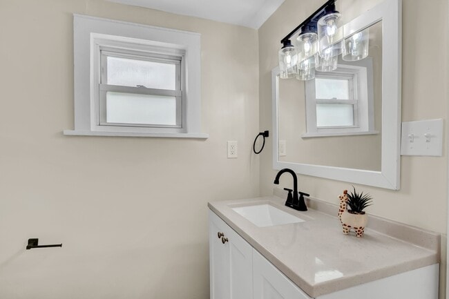 Building Photo - 411 E Springdale Ave