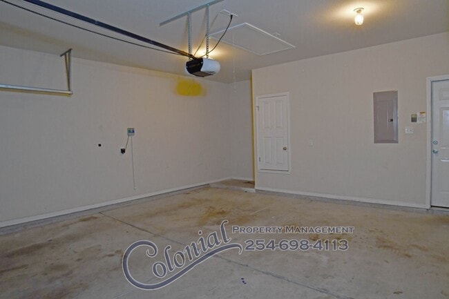 Building Photo - AVAILABLE NOW!!!!!