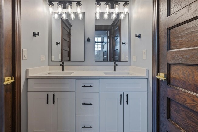 Building Photo - 442-444 E 48th St