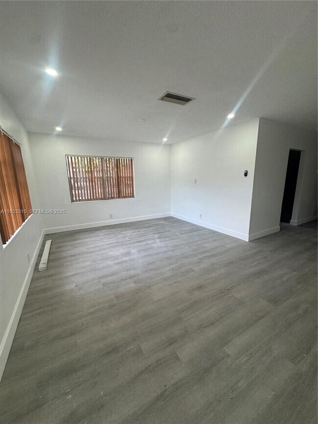 Building Photo - 1633 NW 8th Ave