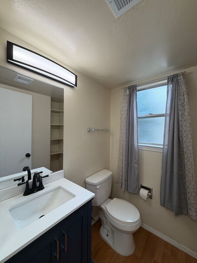 Building Photo - 3 Bedroom Updated Home Available Near Montano Rd NW & Unser Blvd NW!