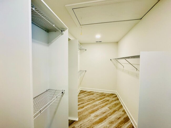 Building Photo - Luxury country rental 4x3 gated off black top!