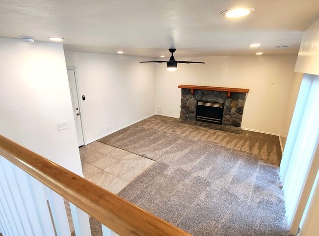 Building Photo - Updated 4 Bd 3 Ba Home in Sandy