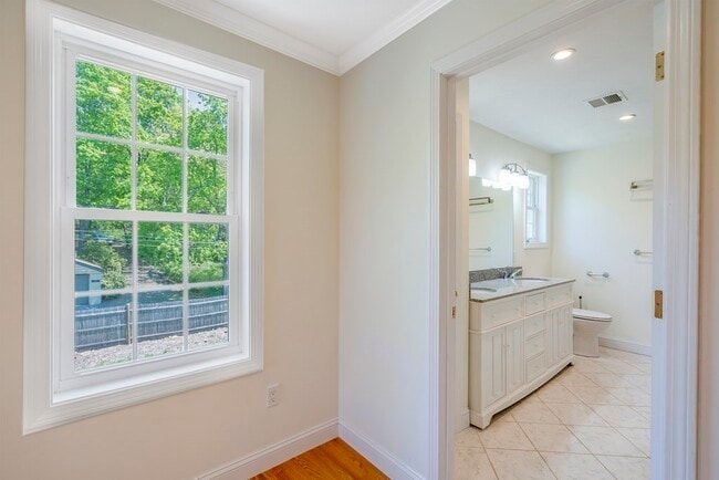 Building Photo - 2 Manchester Pl