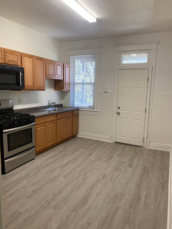 Kitchen - 1540 Moreland Ave