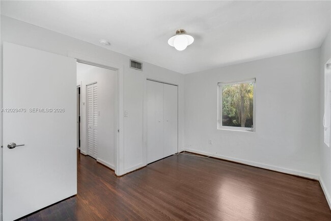 Building Photo - 550 W 49th St
