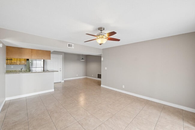 Building Photo - 540 N May