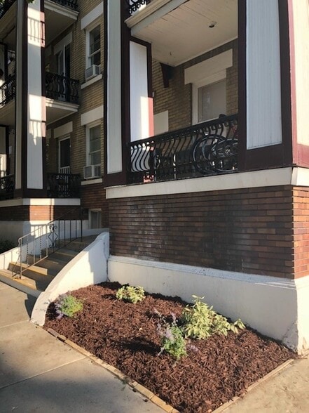 Building Photo - 880 E 100 S