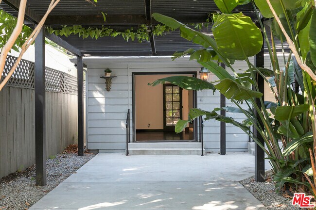 Building Photo - 508 N San Vicente Blvd