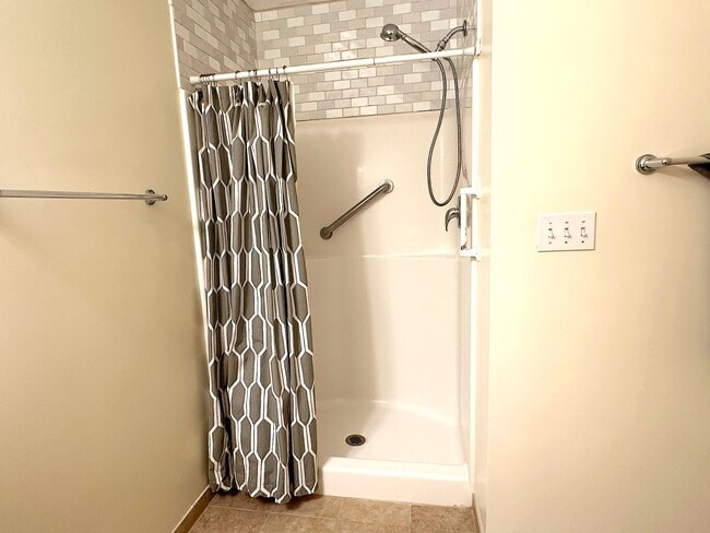 Building Photo - 460 Fox Ln