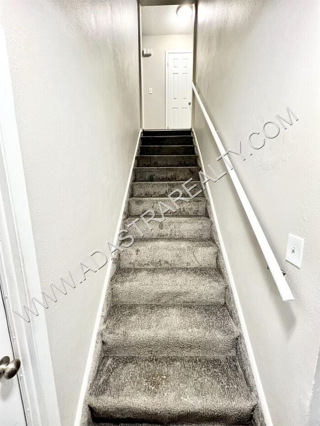 Building Photo - Beautiful 4 Bed Duplex in Independence-Ava...
