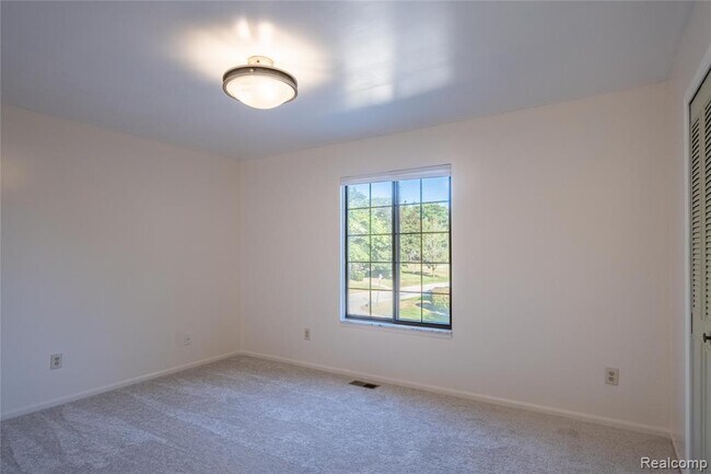 Building Photo - 276 Meadow Bridge Dr
