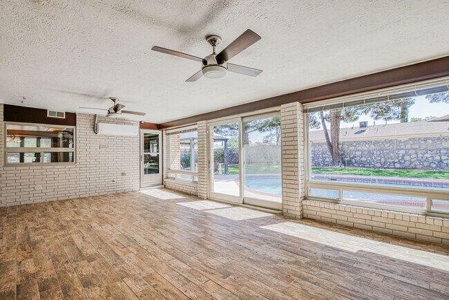 Building Photo - Stunning eastside rental in highly desirable area!