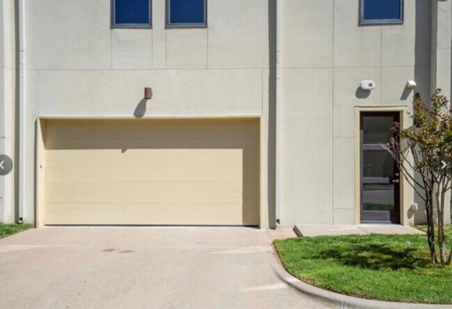 Building Photo - Experience fabulous Brookside living, just outside your front door!